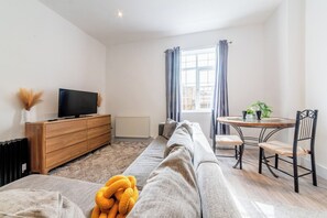 Living area - Spacious Family Friendly Studio Near City Centre (Kent)