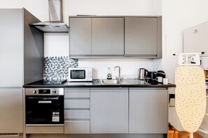 Private kitchen - Spacious Family Friendly Studio Near City Centre (Kent)