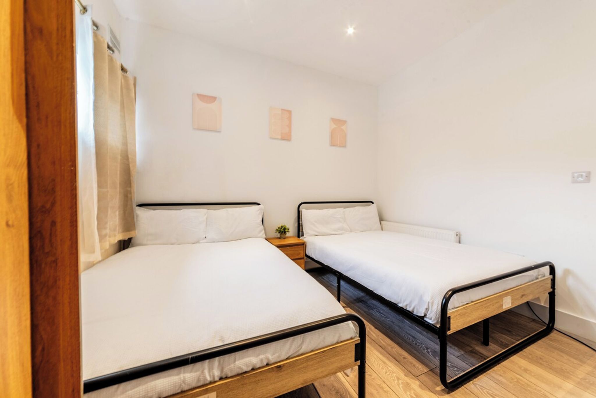 1 habitación, tabla de planchar con plancha, internet y ropa de cama 