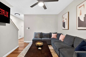 Living area - Spacious group retreat near Kentucky Bourbon Trail (Louisville)