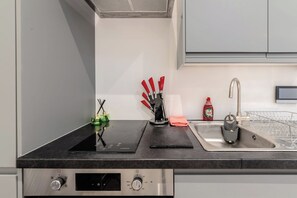 Private kitchen - Serene Minimalist Studio A Stone's Throw From Town (Kent)