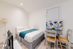 Room - Serene Minimalist Studio A Stone's Throw From Town (Kent)
