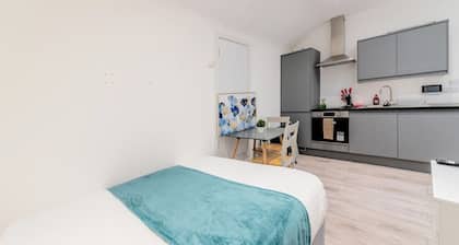 Serene Minimalist Studio A Stone's Throw From Town