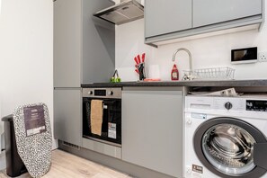 Refrigerador, horno, parrilla de estufa y utensilios de cocina 