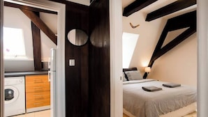 Une chambre à coucher avec un lit, une lampe de chevet et une fenêtre.
