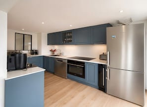 Wasserkocher mit Kaffee-/Teezubehör, Kühlschrank, Mikrowelle, Ofen