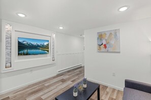 Interior - Cozy 1BR Apt Near Temple University  Smart TV (Philadelphia)
