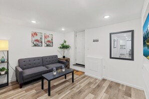 Living area - Cozy 1BR Apt Near Temple University  Smart TV (Philadelphia)