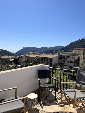 A terrace with a view of a residential area, including buildings and hills. - Typical village house in Valldemossa (Valldemossa)