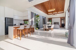 Villa, no fumadores, vistas a la piscina | Interior