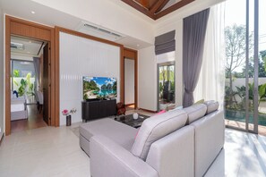 Villa, no fumadores, vistas a la piscina | Zona de estar | Televisión de pantalla plana de 55 pulgadas con canales digitales