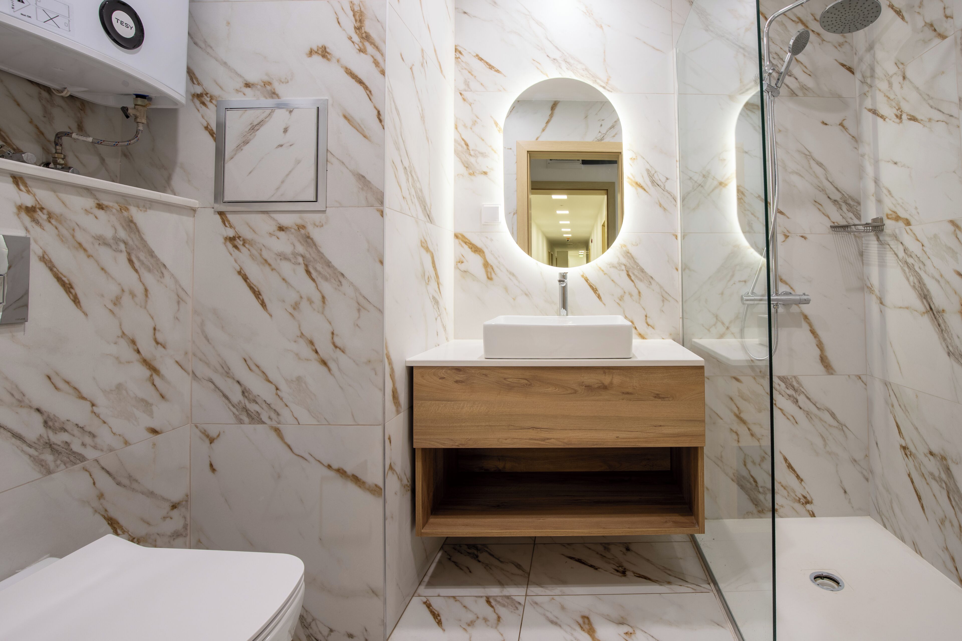 シャワー、タオル、石鹸、トイレットペーパー