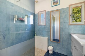 Shower, hair dryer, towels - Rural Cottage with Mountain View, Shared Garden and Wi-Fi (Villasavary)