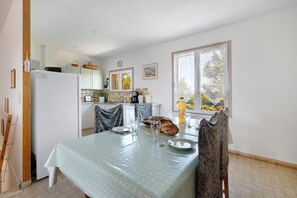 Dining - Rural Cottage with Mountain View, Shared Garden and Wi-Fi (Villasavary)