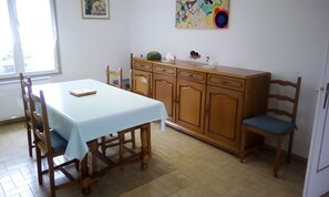 Dining - Rural Cottage with Mountain View, Shared Garden and Wi-Fi (Villasavary)