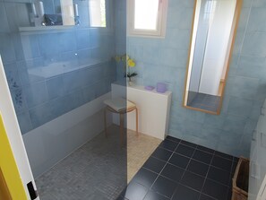 Bathroom - Rural Cottage with Mountain View, Shared Garden and Wi-Fi (Villasavary)