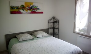 Room - Rural Cottage with Mountain View, Shared Garden and Wi-Fi (Villasavary)