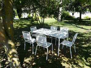 Outdoor dining - Rural Cottage with Mountain View, Shared Garden and Wi-Fi (Villasavary)