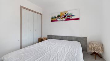 1 habitación, tabla de planchar con plancha, wifi y ropa de cama