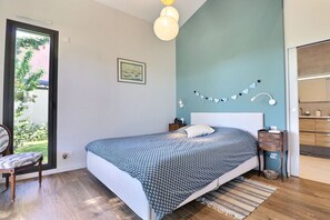4 bedrooms, iron/ironing board, travel cot, WiFi - Clos du Cèdre - High-End Family Home with Spacious Garden, Pool, Parking (Caluire-et-Cuire)