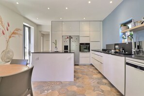 Fridge, oven, dishwasher, coffee/tea maker - Clos du Cèdre - High-End Family Home with Spacious Garden, Pool, Parking (Caluire-et-Cuire)