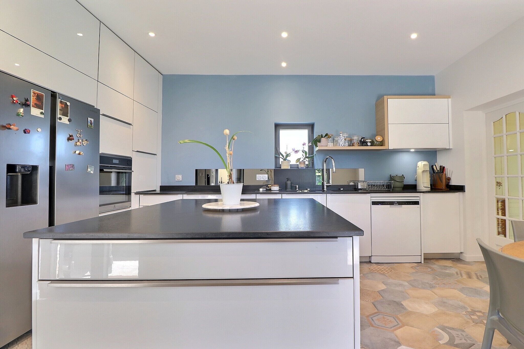 Coffee/tea maker, fridge, oven, dishwasher