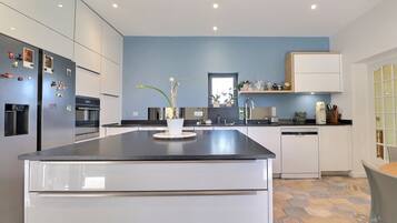 Coffee/tea maker, fridge, oven, dishwasher