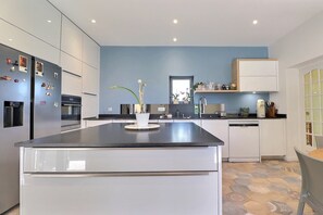 Fridge, oven, dishwasher, coffee/tea maker