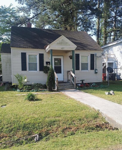 Cozy 2-bedroom house in tranquil Elizabeth City with AC. Kick back with us.