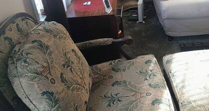 Cozy 2-bedroom house in tranquil Elizabeth City with AC. Kick back with us.