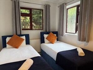 3 bedrooms, WiFi, bed sheets - Family Home - Free 2 car parkings (Brighton and Hove)