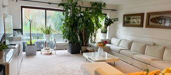 Family Home - Free 2 car parkings