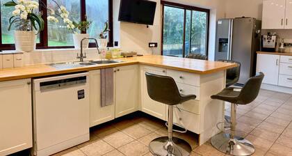 Family Home - Free 2 car parkings