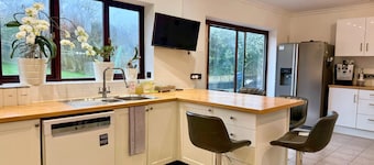Family Home - Free 2 car parkings