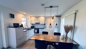 Kaffetrakter/tekoker, kjøleskap, mikrobølgeovn og ovn