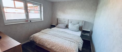 1 Schlafzimmer, BĂŒgeleisen/BĂŒgelbrett, WLAN, BettwĂ€sche