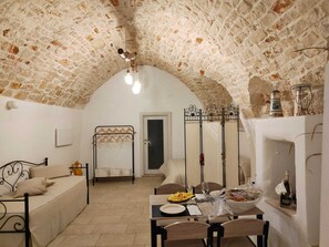 Dining - Charming studio in Ostuni - historic center (Ostuni)