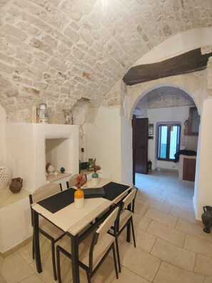 Dining - Charming studio in Ostuni - historic center (Ostuni)