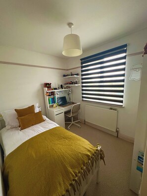 House, 2 Bedrooms, Patio - Spacious Family Home With Garden, EV Charger & Gym (Trowbridge)