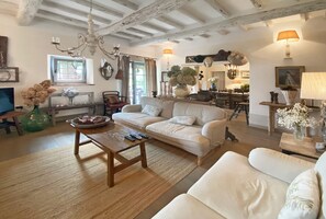 Living area - Vrbo Property (Termini)