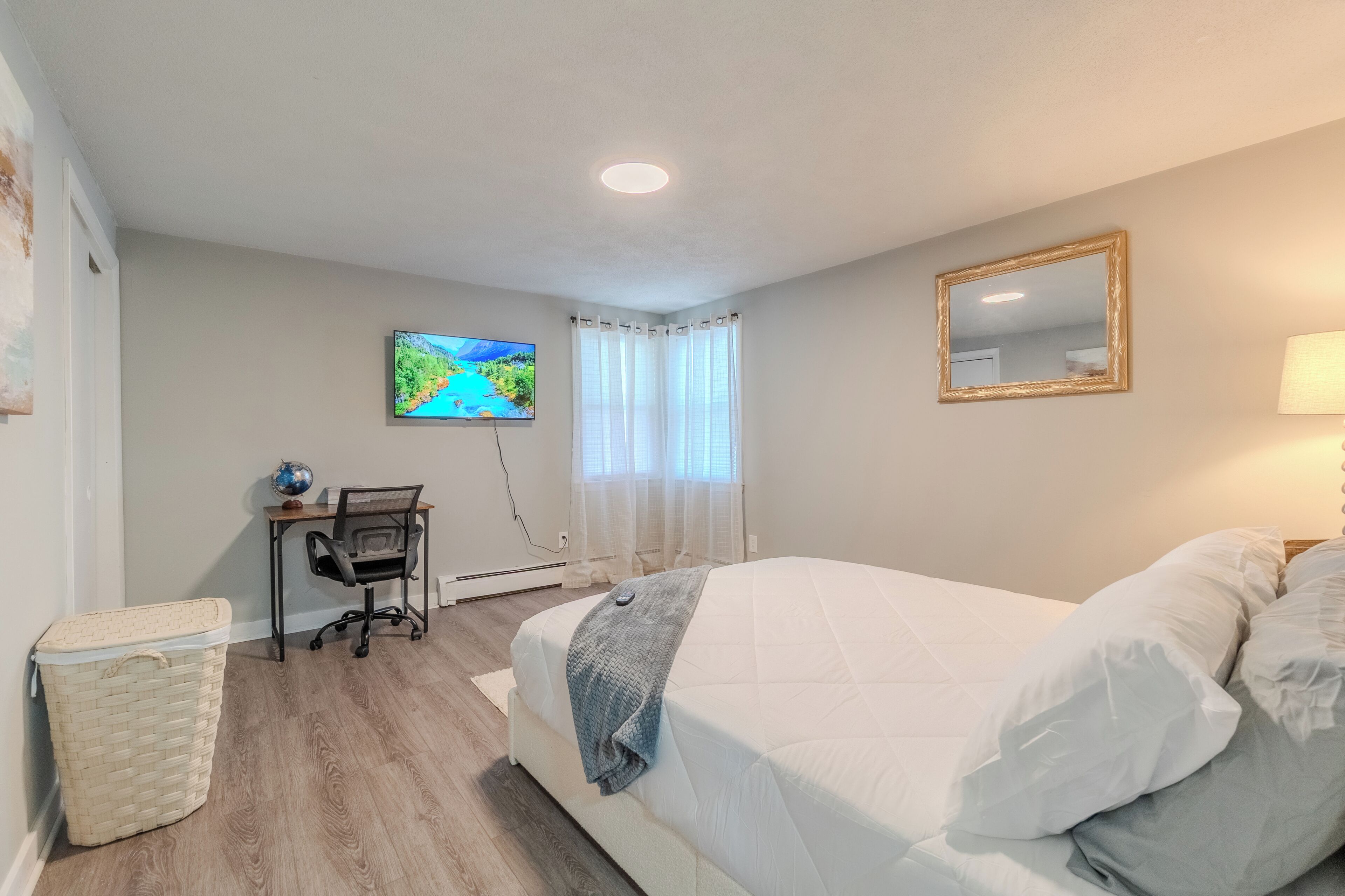 3 bedrooms, iron/ironing board, internet, bed sheets