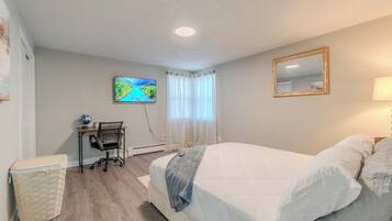 3 bedrooms, iron/ironing board, internet, bed sheets