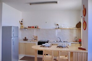 Kühlschrank, Ofen, Herdplatte, Wasserkocher mit Kaffee-/Teezubehör
