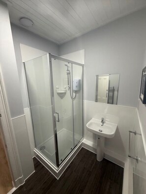 Shower, towels - Apartment Sleeps 6 With Parking (Peterhead)