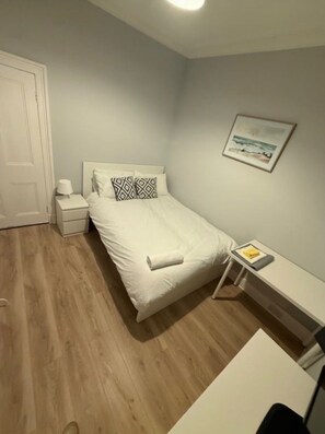 3 bedrooms, free WiFi, bed sheets - Apartment Sleeps 6 With Parking (Peterhead)