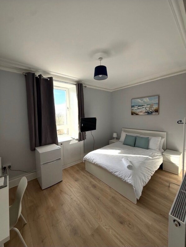 3 bedrooms, free WiFi, bed sheets - Apartment Sleeps 6 With Parking (Peterhead)