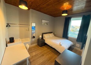 3 bedrooms, free WiFi, bed sheets - Apartment Sleeps 6 With Parking (Peterhead)