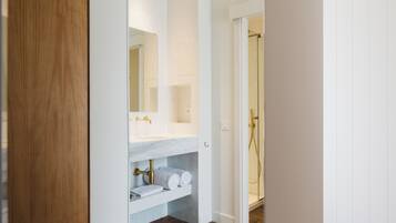 Superior | Bathroom | Shower, hair dryer, towels, soap