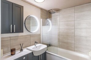 Shower, hair dryer, towels - Host & Stay | Essex Place (Brighton and Hove)