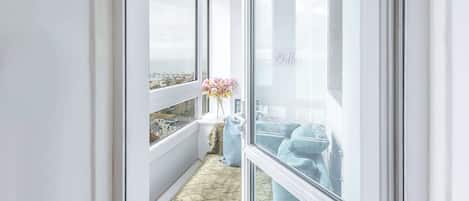 2 habitaciones, escritorio, tabla de planchar con plancha y wifi